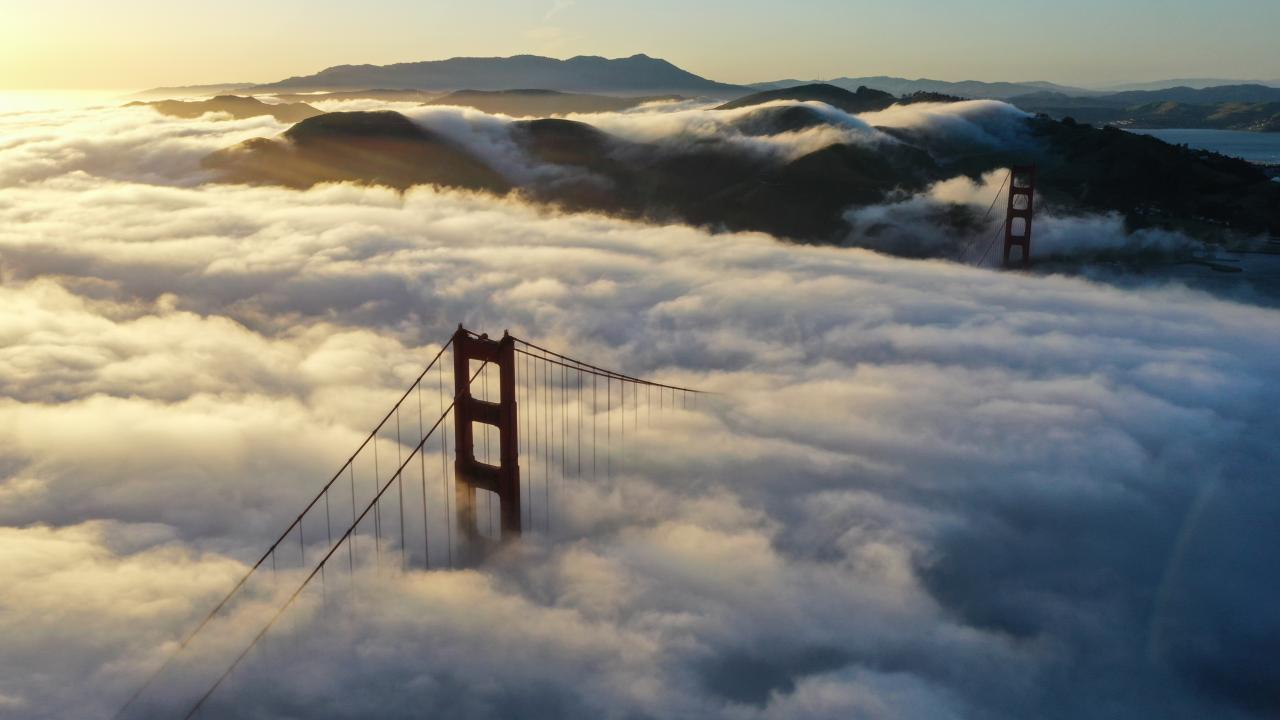 ABD'nin California eyaletinde bulunan San Francisco kentinin simgesi olan Golden Gate Köprüsü üzerinde etkili olan sis, gün batımında güzel görüntüler oluşturdu.