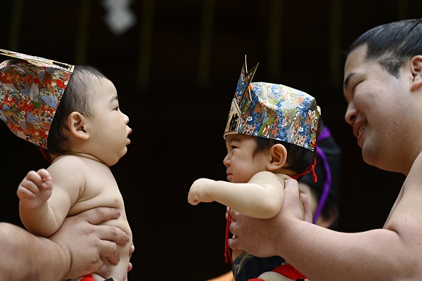 Japonya'nın başkenti Tokyo'da bulunan Sensoji tapınağında düzenlenen "Nakizumo" veya ağlayan sumo bebek yarışması olarak bilinen geleneksel festival'de sumo ringine çıkan bebekler "Gyoji" adı verilen hakemler tarafından maskeyle korkutulup ağlatılıyor.