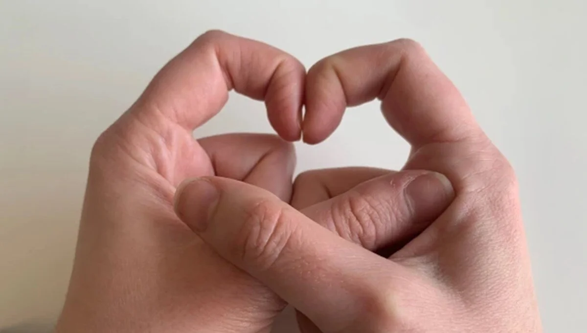 İngiltere'de araştırmacılar, "Schamroth Testi" olarak da bilinen “elmas aralığı parmak testi"ni yapmanın akciğer kanserini için uyarıcı olabileceğini söyledi.