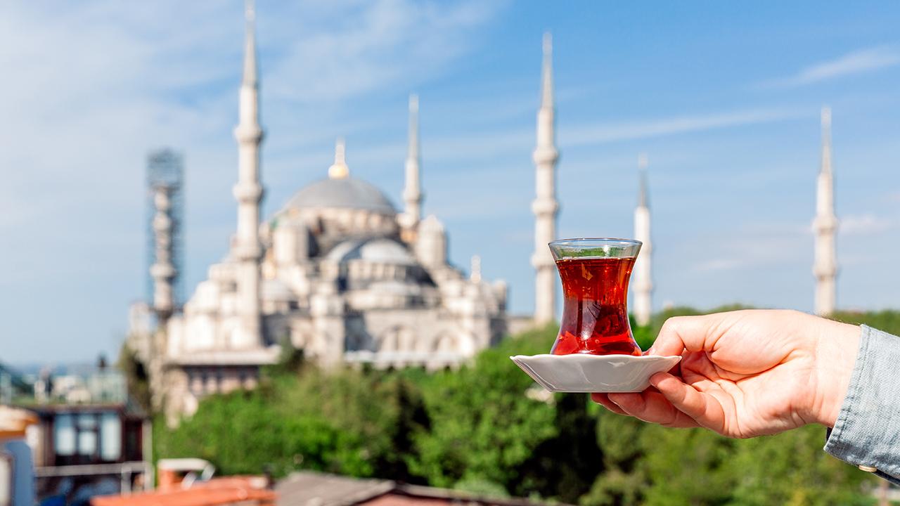Çay tüketimi konusunda Türkiye, tüm dünyada birinci sırada geliyor. Çaya olan düşkünlüğümüz bizi, yıllık kişi başı 6.87 kg çay tüketimiyle zirveye taşıyor. işte ülkelerin çay tüketme oranı ve sıralaması...