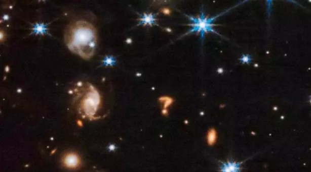 James Webb Uzay Teleskobu, Herbig-Haro 46/47 adı verilen bir çift genç yıldızın yakınında, uzayın derinliklerinde mükemmel ve oldukça ürkütücü bir soru işareti şeklinde bir görüntü yakaladı.