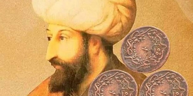 Osmanlı Devleti’nde ilk sikkenin, 1326 yılında Orhangazi tarafından Bursa’da basıldığı kabul ediliyordu. Katar’ın başkenti Doha’daki İslam Eserleri Müzesi’nde sergilenen bir sikkenin, Osmanlı'nın bastığı ilk sikke olduğu öne sürüldü. Ayrıca iddialara göre sikkenin Osmanlı'nın ilk başkenti Yenişehir’de Osmangazi döneminde basıldığı ve üzerinde “Darphane-i Yenişehir” yazısı bulunduğunu belirtildi. Bursa'nın Yenişehir ilçesinde basılan “Darphane-i Yenişehir” yazılı sikkenin Osmanlı'nın ilk parası olduğu iddia edildi. Paranın Katar'daki İslam Eserleri Müzesi'nde sergilendiği öğrenildi.