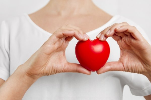 MERCİMEĞİN FAYDALARI
KALP SAĞLIĞINI KORUR
Çeşitli çalışmalar baklagil tüketiminin farklı kalp hastalığı türlerinin daha düşük riski ile ilişkili olduğunu göstermiştir. Aslında, DASH diyeti (Hipertansiyonu Durdurmak için Diyet Yaklaşımı) ve Akdeniz tarzı diyet planları da dahil olmak üzere birçok kalp-sağlıklı diyet, sağladıkları kalp-sağlıklı faydalar için baklagiller gibi bitki bazlı gıdaların alımının arttırılmasını teşvik etmektedir. Mercimek, fasulye ve bezelyeyle birlikte baklagil ailesinin bir parçasıdır.
