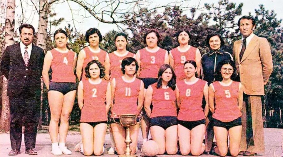 Yıllar önce, 1974 yılında, Bolu Kız Öğretmen Okulu'nun parlayan kızları, Okullar Voleybol Dünya Şampiyonası'nda unutulmaz bir zafer yaşamıştı.