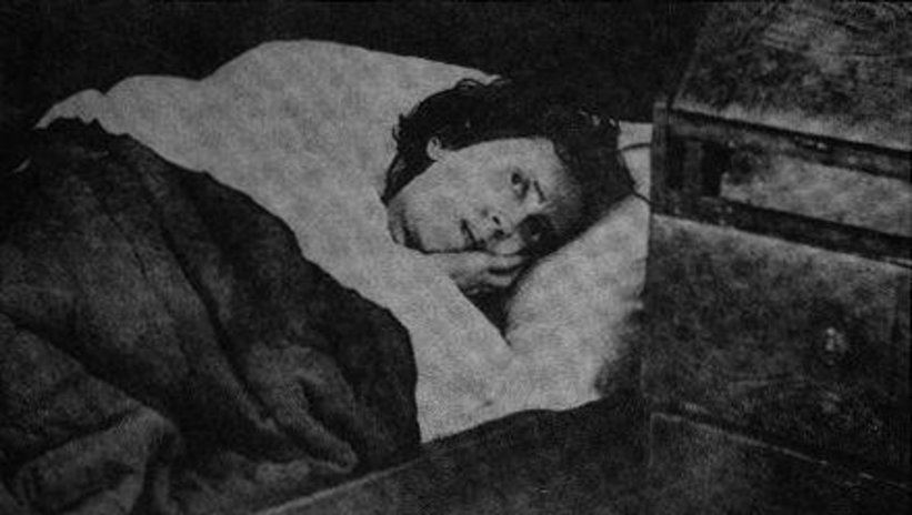 4 kardeşi ve ailesiyle İsveç'in Oknö adasında yaşayan Karolina Olsson 1862'de doğdu. Sakin bir hayat sürdüğü yaşantısı 32 yıl süren aralıksız uykusunun ardından tamamen değişti.