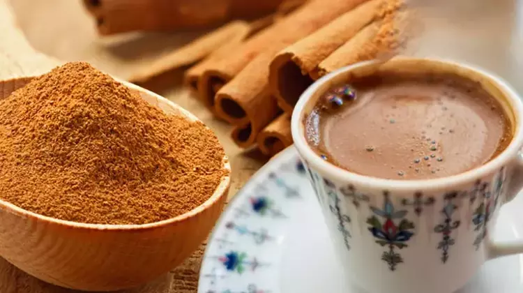 Türk kahvesi, sağlıklı ve düzenli beslenme listelerinde mutlaka yer alan içeceklerden biri. Hem sağlığa olan faydaları hem de kilo verme sürecine olan katkıları sayesinde diğer içeceklere göre çok daha önemli. Uzmanlar da kahvenin sağlığa olan faydalarını onaylıyor.