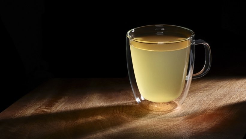 Zencefil çayı; kuru ya da taze zencefilin sıcak suyla demlenmesi sonucunda meydana gelir. Hafif baharatlı bir tada sahiptir, grip ile bağlantılı olan boğaz ağrılarını hafifletmeye yardımcı olur, göğüs tıkanıklığını açmayı sağlar.