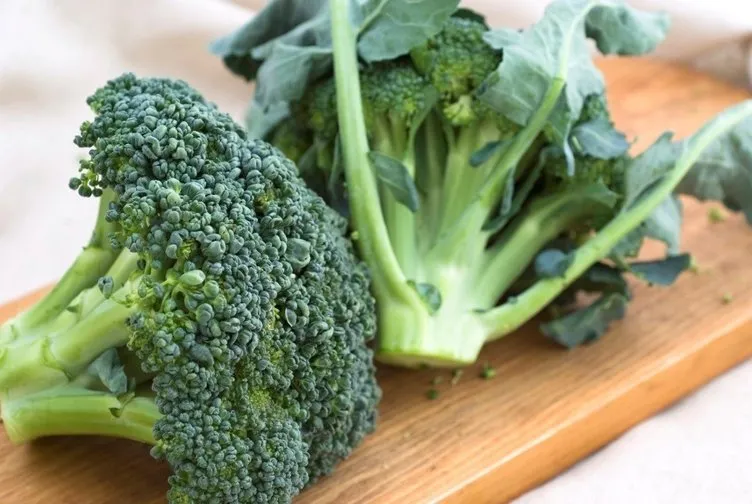Brokoliden üst düzeyde faydalanmak istiyorsanız çiğ tüketebilir veya buharda pişirebilirsiniz.