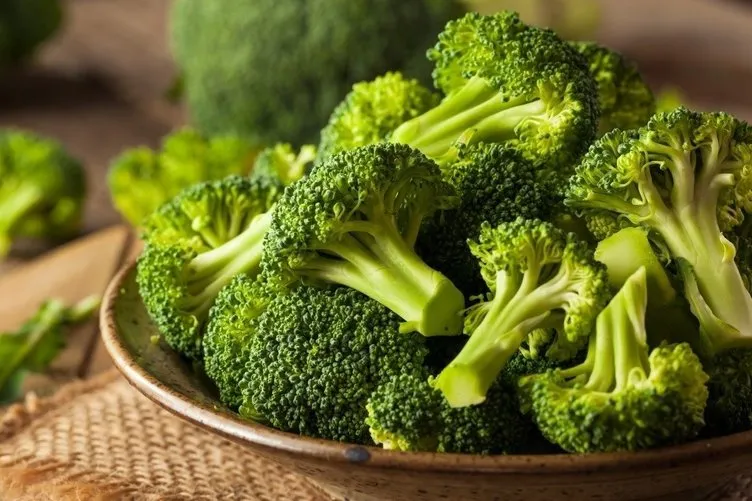 DİYABETİ BİTİRİYOR; BROKOLİ
Brokoli, yüksek miktarda A ve C vitamini içeriyor. İçerisinde lif, potasyum ve kalsiyum bulunur. Yapısındaki sülforafon ile yüksek kan şekerinin damarlara ve dokulara zarar vermesini engeller.