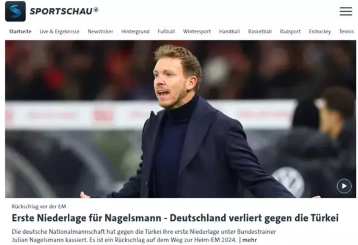 Sportschau

Sportschau ise okuyucularına maçı şu şekilde aktardı:

Alman Milli Takımı, teknik direktör Julian Nagelsmann yönetimindeki ilk yenilgisini Türkiye karşısında aldı. Bu, 2024'te kendi evinde Avrupa Şampiyonası'na giden yolda bir başarısızlık.
