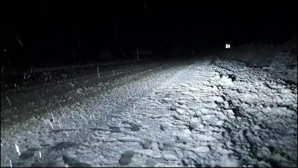 BURSA’DA KAR YAĞIŞI ETKİSİNİ GÖSTERDİ
İnegöl-Domaniç kara yolu Arapoturağı mevkiinde dün saat 20.30 sıralarında etkili olan kar yağışı sırasında yollar beyaza büründü.