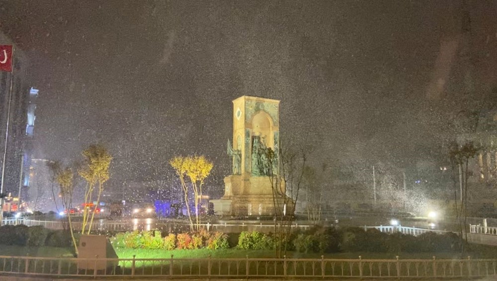 İstanbul’da Meteoroloji Genel Müdürlüğü’nün uyarılarının ardından dün sabah saatlerinden itibaren etkili olan yağmur ve fırtına, sabah saatlerinde kar yağışına dönüştü.

