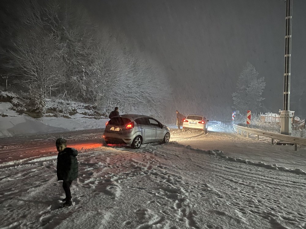Öte yandan, Kütahya'nın yüksek kesimlerinde kar yağışı etkili oluyor.


