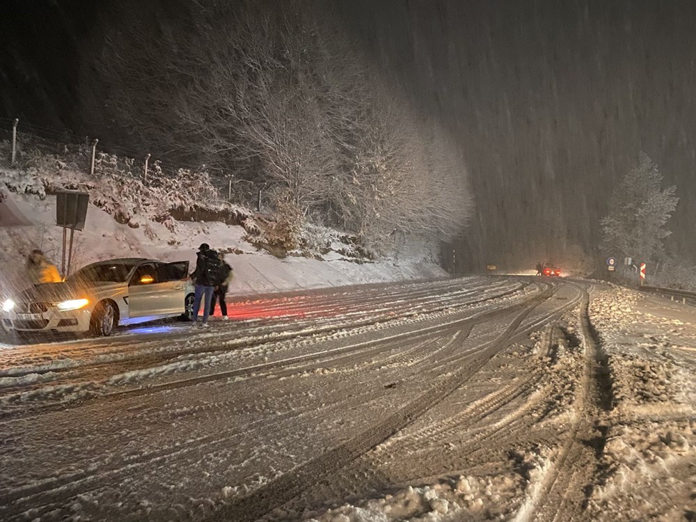 KÜTAHYA'DA KAR YAĞIŞI ULAŞIMI OLUMSUZ ETKİLEDİ
Domaniç'in 1500 rakımlı Kocayayla bölgesinde kar yağışı etkili oldu.

Kar yağışı nedeniyle ağır araçların bölgeye geçişine izin verilmezken, diğer araçların sürücüleri de uyarılıyor.