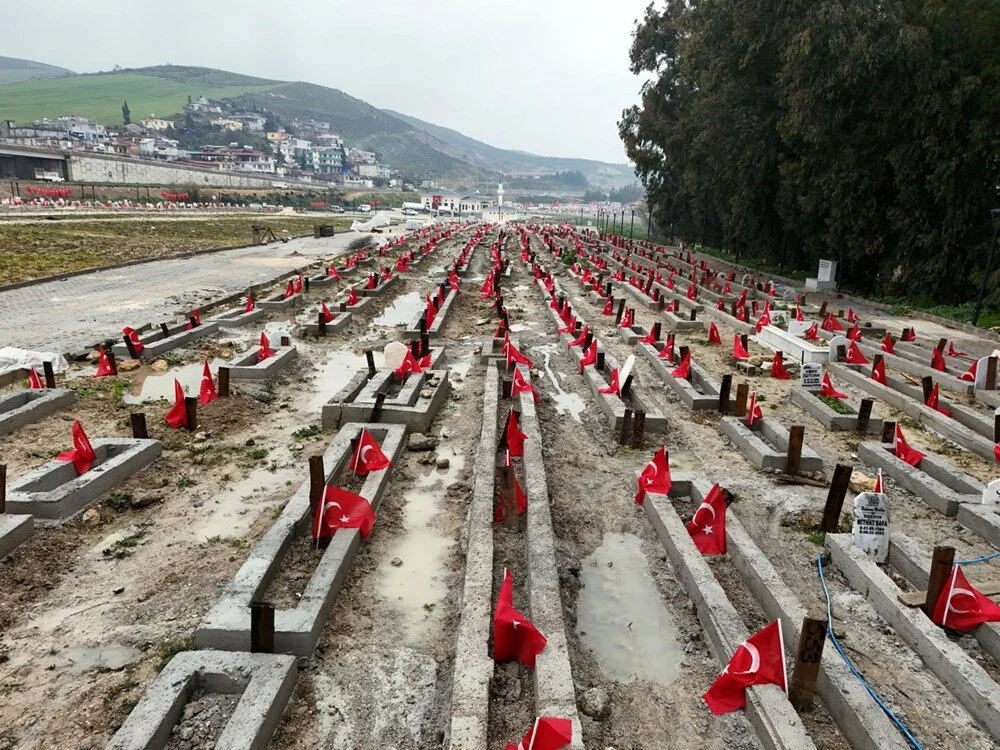 Türkiye’de 11 ilde yıkıma yol açan 6 Şubat depremlerinin üzerinden 1 yıl geçti.

